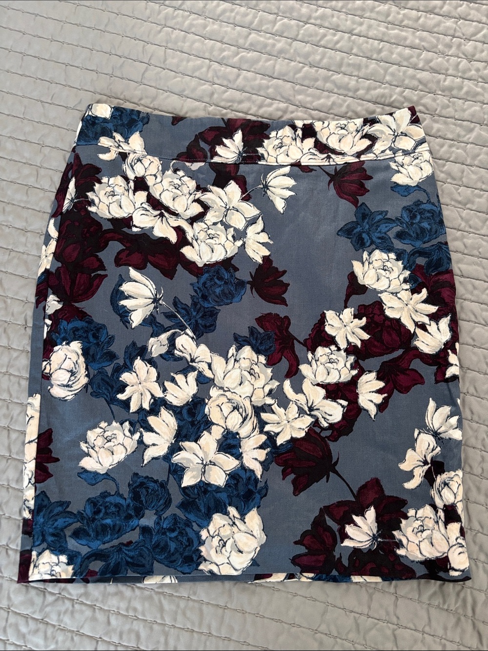 LOFT Outlet Floral Pencil Skirt - Blue, White & Burgundy, EUC, 0P
